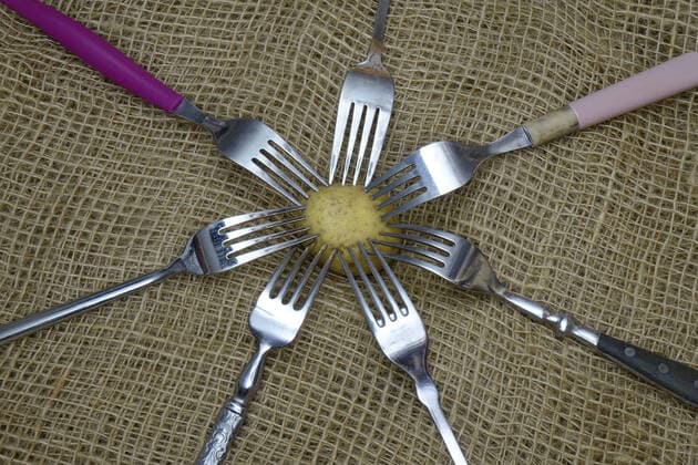 Kartoffel mit Gabeln Kartoffel mit Gabeln, 05.03.2022, Borkwalde, Brandenburg, In einer kleinen Kartoffel stecken sieben Gabeln. *** Potato with forks Potato with forks, 05 03 2022, Borkwalde, Brandenburg, In a small potato are seven forks