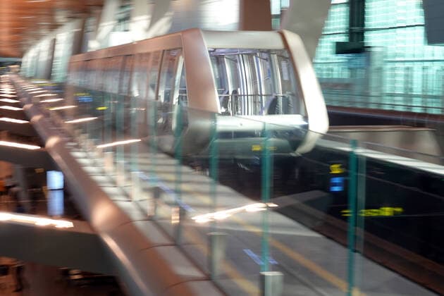 27.02.2022, Doha, QAT - Autonom fahrender Shuttle-Zug zwischen den Terminals im Hamad International Airport. (Abfertigungshalle, Airport, Alltag, asiatisch, Asien, autonom, Bahn, Doha, fahrerlos, Flughafen, Flughafengebaeude, Flughafenterminal, Gebaeude, Gesellschaft, Hamad International Airport, innen, Innenaufnahme, Katar, niemand, ohne Fahrer, Personentransport, Qatar, QF, Querformat, Reise, selbstfahrend, Shuttle-Zug, Terminal, Tourismus, Transportmittel, Verbindung, Vorderasien, Wirtschaft, Zug) 220227D084QATAR.JPG *** 27 02 2022, Doha, QAT Autonomous driving shuttle train between terminals in Hamad International Airport terminal, airport, everyday, asian, asia, autonomous, train, Doha, driverless, airport, airport building, airport t