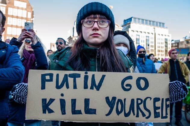 News Bilder des Tages Ukrainian Community Keeps Demonstrating Against Russia s Invasion Of Ukraine A Ukraine woman is holding a placard against president Putin, during another demonstration against Putin s invasion of Ukraine, organized in Amsterdam, On March 6th, 2022. Amsterdam North Holland Netherlands  Copyright: xRomyxArroyoxFernandezx originalFilename: arroyofernandez-ukrainia220306_npFiy.jpg