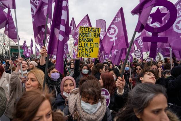 Early Demonstration For International Women s Day In Istanbul Women gathered for a demonstration before International Women s Day, on March 6, 2022 in Istanbul, Turkey. Women protested violence against women and Turkey s withdrawal from the Istanbul Convention Istanbul Turkey  Copyright: xErhanxDemirtasx originalFilename: demirtas-notitle220306_npeBp.jpg