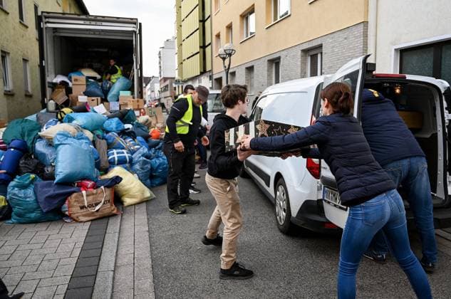 06.03.2022, xpsx, Lokal Hanau, Sammelaktion für die Ukraine, Hanauer Jungs v.l. Sammeln, Spenden, Hilfsgüter, Krieg, Flüchtlinge, Abgabe, LKW, Ladung, Hilfe, Hanau Hessen Deutschland (DEU) *** 06 03 2022, xpsx, local hanau, collection action for ukraine, hanau guys v l collecting, donations, relief supplies, war, refugees, delivery, truck, cargo, help, hanau hesse germany DEU