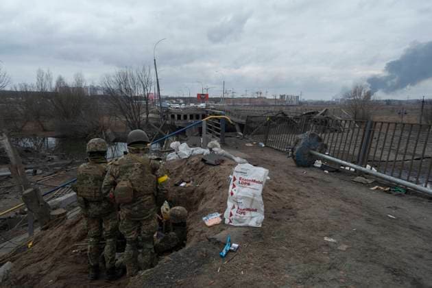 News Themen der Woche KW09 News Bilder des Tages Russia-Ukraine War: Irpin Destroyed Bridge And Civilians Leaving The City Ukrainian army near the Iprin destroyed bridge near Kyiv, Ukraine, on March 6, 2022. Russia continues assault on Ukraine s major cities, including the capital Kyiv, more than a week after launching a large-scale invasion of the country. Irpin Ukraine  Copyright: xAndreaxFiligheddux originalFilename: filigheddu-notitle220306_npJv5.jpg