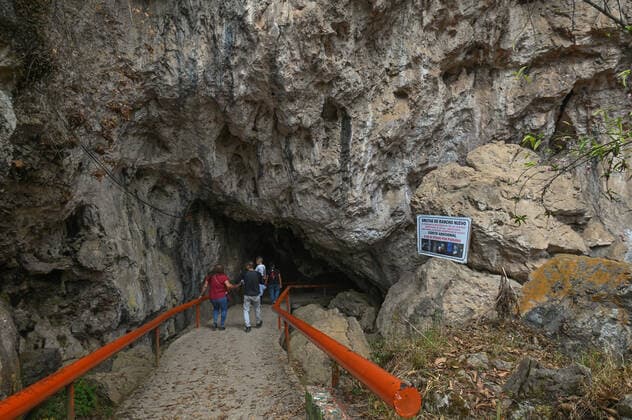 Rancho Nuevo Caves Main entrance to the Rancho Nuevo caves, one of the many caves in the mountains around the town of San Cristobal de las Casas, just off federal highway 190 towards Comitan. The cave was discovered by Vicente Kramsky in 1947 and has a total length of 10.2 km and a depth of 550 meters. The Rancho Nuevo Cave has a path that extends 750 meters into the interior and is illuminated by various colors. On Sunday, March 6, 2022, in Rancho Nuevo Ecotourism Park, San Cristobal de las Casas, Chiapas, Mexico. San Cristobal de las Casas Mexico  Copyright: xArturxWidakx originalFilename: widak-ranchonu220306_npBry.jpg