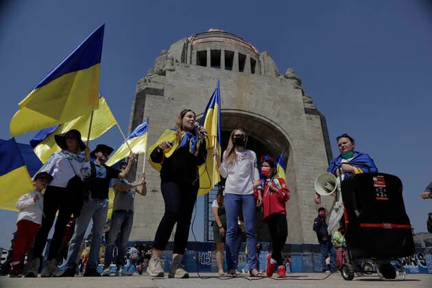 Ukrainian Community In Mexico Protests Against Russia After Deployment Of Armed Troops Members of the Ukrainian community in Mexico City gathered on the esplanade of the Monument to the Revolution before marching to the Angel of Independence to protest against Russian President Vladimir Putin, after he ordered the start of a military strategy in several Ukrainian cities. Mexico City Mexico  Copyright: xGerardoxVieyrax originalFilename: vieyra-notitle220306_npPRW.jpg