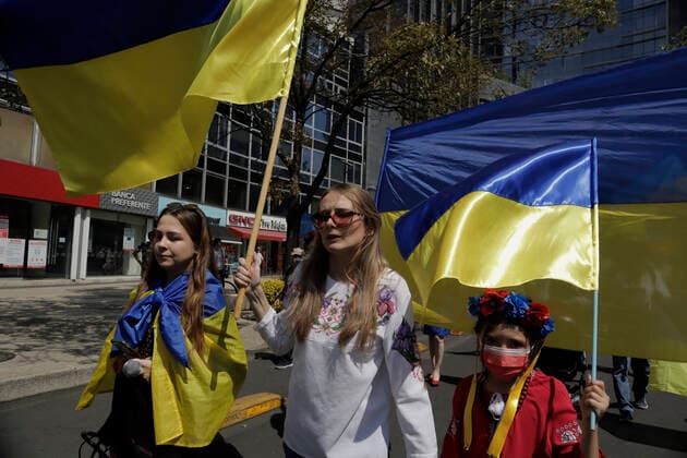 Ukrainian Community In Mexico Protests Against Russia After Deployment Of Armed Troops Members of the Ukrainian community in Mexico City hold flags as they march to the Angel of Independence to protest against Russian President Vladimir Putin, after he ordered the start of a military strategy in several Ukrainian cities. Mexico City Mexico  Copyright: xGerardoxVieyrax originalFilename: vieyra-notitle220306_npeV1.jpg