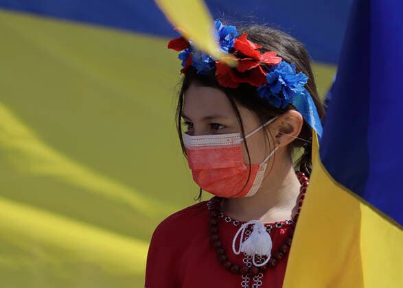 Ukrainian Community In Mexico Protests Against Russia After Deployment Of Armed Troops A girl from the Ukrainian community in Mexico City marches to the Angel de la Independencia to protest against Russian President Vladimir Putin, after he ordered the start of a military strategy in several Ukrainian cities. Mexico City Mexico  Copyright: xGerardoxVieyrax originalFilename: vieyra-notitle220306_npW33.jpg