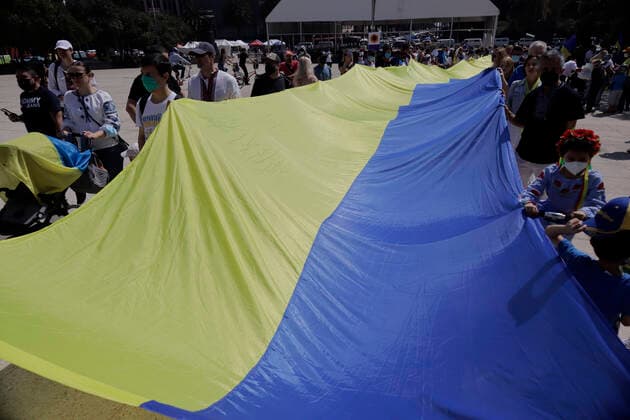 Ukrainian Community In Mexico Protests Against Russia After Deployment Of Armed Troops Members of the Ukrainian community in Mexico City hold a flag before marching from the Monument to the Revolution to the Angel of Independence to protest against Russian President Vladimir Putin, after he ordered the start of a military strategy in several Ukrainian cities. Mexico City Mexico  Copyright: xGerardoxVieyrax originalFilename: vieyra-notitle220306_np73j.jpg