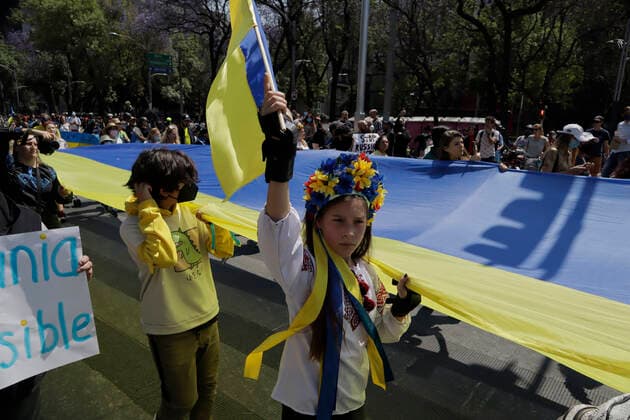 Ukrainian Community In Mexico Protests Against Russia After Deployment Of Armed Troops A girl from the Ukrainian community in Mexico City marches to the Angel de la Independencia to protest against Russian President Vladimir Putin, after he ordered the start of a military strategy in several Ukrainian cities. Mexico City Mexico  Copyright: xGerardoxVieyrax originalFilename: vieyra-notitle220306_npkxM.jpg