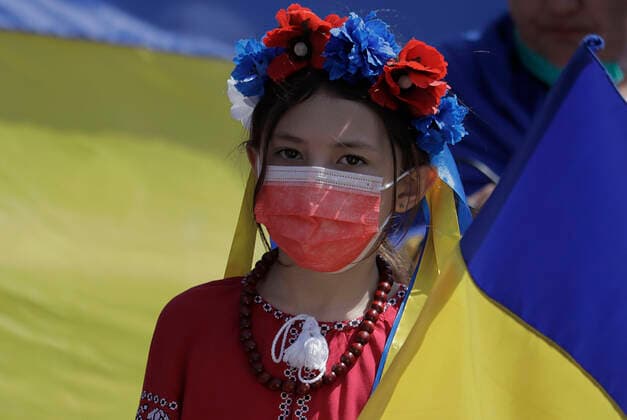 Ukrainian Community In Mexico Protests Against Russia After Deployment Of Armed Troops A girl from the Ukrainian community in Mexico City marches to the Angel de la Independencia to protest against Russian President Vladimir Putin, after he ordered the start of a military strategy in several Ukrainian cities. Mexico City Mexico  Copyright: xGerardoxVieyrax originalFilename: vieyra-notitle220306_npIPD.jpg