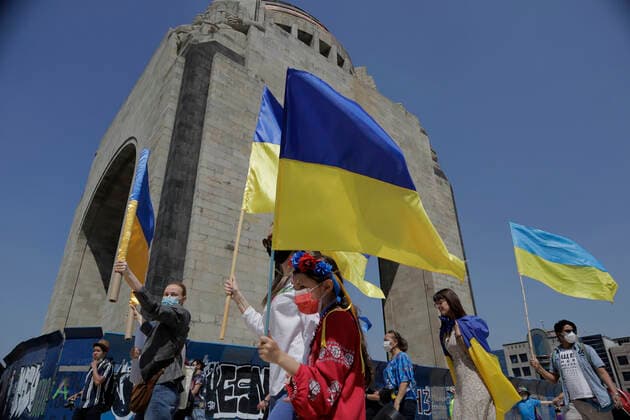 Ukrainian Community In Mexico Protests Against Russia After Deployment Of Armed Troops A minor and an adult from the Ukrainian community in Mexico City hold flags on the esplanade of the Monument to the Revolution before marching to the Angel of Independence to protest against Russian president Vladimir Putin, after he ordered the start of a military strategy in several Ukrainian cities. Mexico City Mexico  Copyright: xGerardoxVieyrax originalFilename: vieyra-notitle220306_np2Pa.jpg