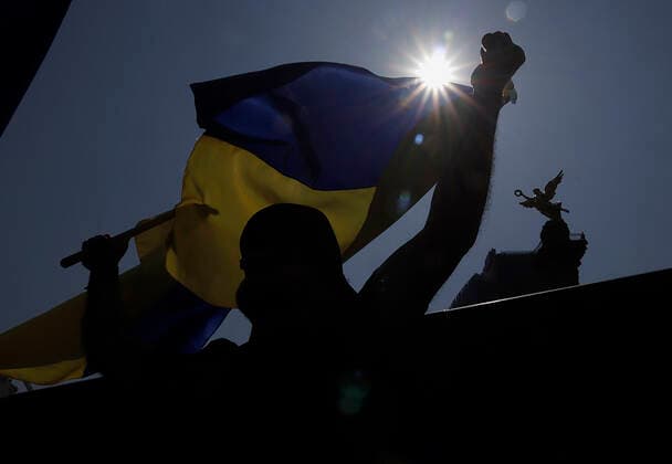 Ukrainian Community In Mexico Protests Against Russia After Deployment Of Armed Troops Backlight of a member of the Ukrainian community in Mexico City, holding a flag and protesting in front of the Angel of Independence against Russian President Vladimir Putin, after he ordered the start of a military strategy in several Ukrainian cities. Mexico City Mexico  Copyright: xGerardoxVieyrax originalFilename: vieyra-notitle220306_nprzi.jpg