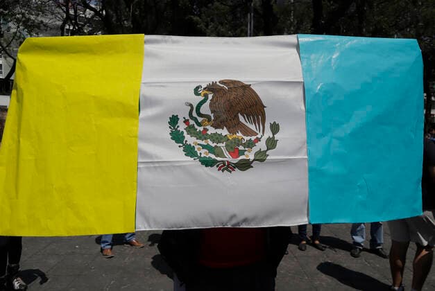 Ukrainian Community In Mexico Protests Against Russia After Deployment Of Armed Troops Members of the Ukrainian community in Mexico City hold up a Mexican flag with the colours of the Ukrainian flag while protesting at the Angel of Independence against Russian President Vladimir Putin, after he ordered the start of a military strategy in several Ukrainian cities. Mexico City Mexico  Copyright: xGerardoxVieyrax originalFilename: vieyra-notitle220306_npinL.jpg