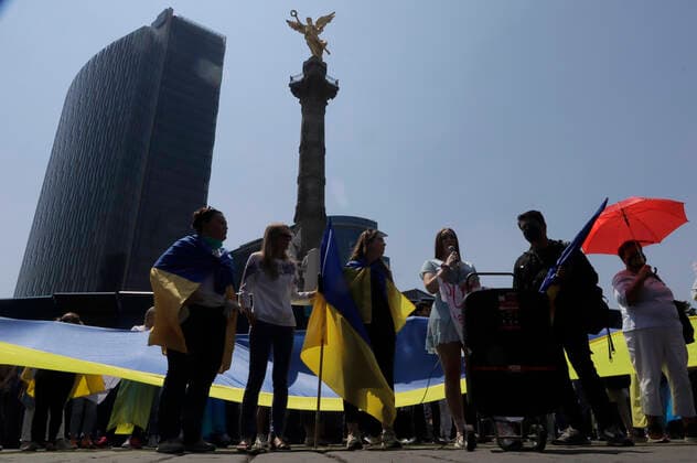 Ukrainian Community In Mexico Protests Against Russia After Deployment Of Armed Troops Members of the Ukrainian community in Mexico City protest at the Angel of Independence against Russian President Vladimir Putin, after he ordered the start of a military strategy in several Ukrainian cities. Mexico City Mexico  Copyright: xGerardoxVieyrax originalFilename: vieyra-notitle220306_npXds.jpg