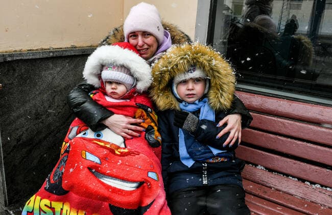 News Themen der Woche KW10 News Bilder des Tages ZAPORIZHZHIA, UKRAINE - MARCH 07, 2022 - A woman wih two children waits for an evacuation train, Zaporizhzhia, southeastern Ukraine Zaporizhzhia citizens evacuate from city  Copyright: xDmytroxSmoliyenkox