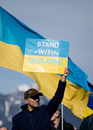 March 6, 2022, Vancouver, British Columbia, Canada: A person holds a sign reading stand with Ukraine at a large rally at Jack Poole Plaza in Vancouver, BC to show support for Ukraine against the invasion by Russia. Vancouver Canada - ZUMA Pho 20220306_mda_w171_552 Copyright: xRyanxWalterxWagnerx