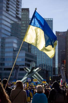 March 6, 2022, Vancouver, British Columbia, Canada: A Ukrainian flag flies over a large crowd gathered at Jack Poole Plaza in Vancouver, BC to show support for Ukraine against the invasion by Russia. Vancouver Canada - ZUMA Pho 20220306_mda_w171_550 Copyright: xRyanxWalterxWagnerx