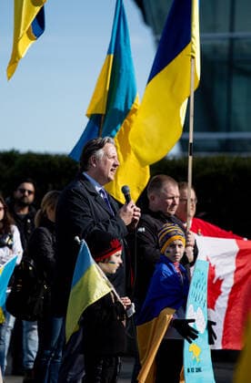 March 6, 2022, Vancouver, British Columbia, Canada: Vancouver mayor, Kennedy Stewart speaks to the crowd at a rally supporting Ukraine at Jack Poole Plaza. Vancouver Canada - ZUMA Pho 20220306_mda_w171_547 Copyright: xRyanxWalterxWagnerx
