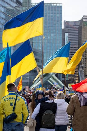 March 6, 2022, Vancouver, British Columbia, Canada: A child looks back as Vancouver rally™s to support Ukraine at Jack Poole Plaza Vancouver Canada - ZUMA Pho 20220306_mda_w171_546 Copyright: xRyanxWalterxWagnerx