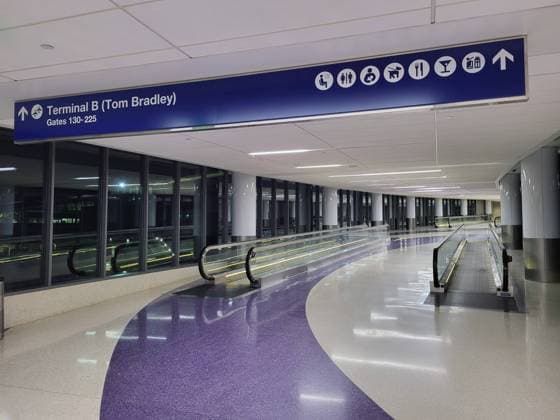 Empty hallway at LAX terminal. Empty hallway at the international Airport of Los Angeles Los Angeles USA *** Leerer Gang im LAX-Terminal Leerer Gang auf dem internationalen Flughafen von Los Angeles Los Angeles USA Copyright: xx