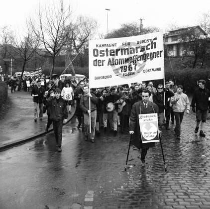 Der Ostermarsch Ruhr 1967 DEU, Deutschland, Ruhrgebiet: Der Ostermarsch Ruhr 1967 , hier am 25.3.1967 im Ruhrgebiet, für Abrüstung und gegen Atomwaffen in Deutschland. DEU, Germany, Ruhr area: The Easter march Ruhr 1967 , here on March 25, 1967 in the Ruhr area, for disarmament and against nuclear weapons in Germany. NRW *** The Easter march Ruhr 1967 DEU, Germany, Ruhr area The Easter march Ruhr 1967 , here on March 25, 1967 in the Ruhr area, for disarmament and against nuclear weapons in Germany DEU, Germany, Ruhr area The Easter march Ruhr 1967 , here on March 25, 1967 in the Ruhr area, for disarmament and against nuclear weapons in Germany NRW