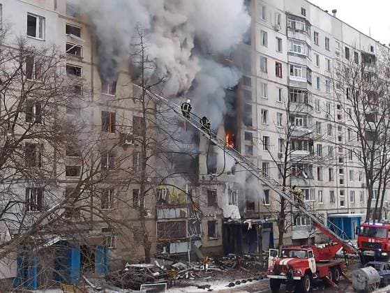 Ukraine-Krieg, Jahrestag der Invasion, Chronologie der Ereignisse, Archivbilder News Themen der Woche KW10 News Bilder des Tages Ukraine-Konflikt, Zerstörungen und Schäden in Charkiw Firefighters extinguish a fire of a damaged residential building after Russian troops shelled the area in the second largest Ukrainian city of Kharkiv on Monday, March 7, 2022.  KYV2022030718 UkrainianxStatexEmergencyxServic