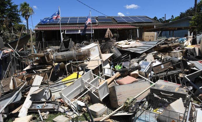 News Themen der Woche KW10 News Bilder des Tages FLOODS QLD, The Australian and New Zealand flags are seen flying upside down at a flood affected property in the suburb of Goodna in Ipswich, Tuesday, March 8, 2022. Queensland is looking at a damage bill of more than $2.5 billion following the flood disaster that has claimed 13 lives. ( NO ARCHIVING, EDITORIAL USE ONLY, NO USE IN BOOKS WITHOUT CONSENT BRISBANE QLD AUSTRALIA  Copyright: xDARRENxENGLANDx 20220308001632723145