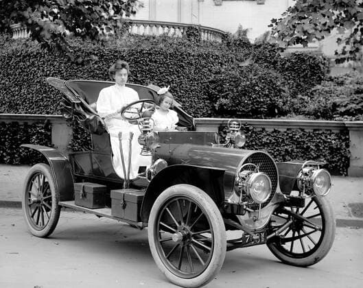 Woman driving an automobile in early 1900s _ _ 1062_05_l_-7322-