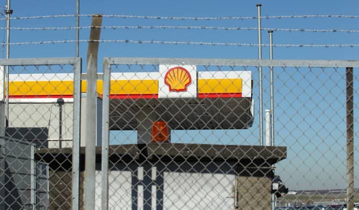Das Logo des Ölkonzerns Shell hängt an einer Tankstelle, die hinter einem Zaun in der Nähe des Flughafens Hamburg steht. Shell hat wegen der ob des Ukraine-Konfliktes angespannten Marktlage den Verkauf von Heizöl, Diesel und anderen Produkten an einige Großkunden in Deutschland vorerst eingeschränkt. Alsterdorf Hamburg *** The logo of the oil company Shell hangs on a gas station, which is located behind a fence near Hamburg Airport Shell has restricted the sale of heating oil, diesel and other products to some major customers in Germany for the time being because of the tense market situation due to the Ukraine conflict Alsterdorf Hamburg