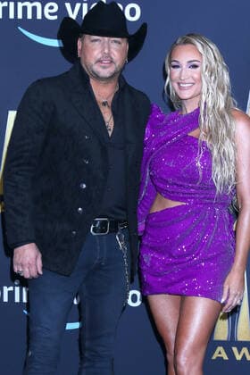 March 7, 2022, Las Vegas, NV, USA: LAS VEGAS - MAR 7: Jason Aldean, Brittany Kerr at the 2022 Academy of Country Music Awards Arrivals at Allegient Stadium on March 7, 2022 in Las Vegas, NV Las Vegas USA - ZUMAnc22 20220307_zaa_nc22_049 Copyright: xKathyxHutchinsx