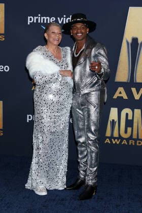 March 7, 2022, Las Vegas, NV, USA: LAS VEGAS - MAR 7: Mother, Jimmie Allen at the 2022 Academy of Country Music Awards Arrivals at Allegient Stadium on March 7, 2022 in Las Vegas, NV Las Vegas USA - ZUMAnc22 20220307_zaa_nc22_047 Copyright: xKathyxHutchinsx