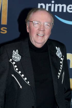 March 7, 2022, Las Vegas, NV, USA: LAS VEGAS - MAR 7: James Patterson at the 2022 Academy of Country Music Awards Arrivals at Allegient Stadium on March 7, 2022 in Las Vegas, NV Las Vegas USA - ZUMAnc22 20220307_zaa_nc22_164 Copyright: xKathyxHutchinsx
