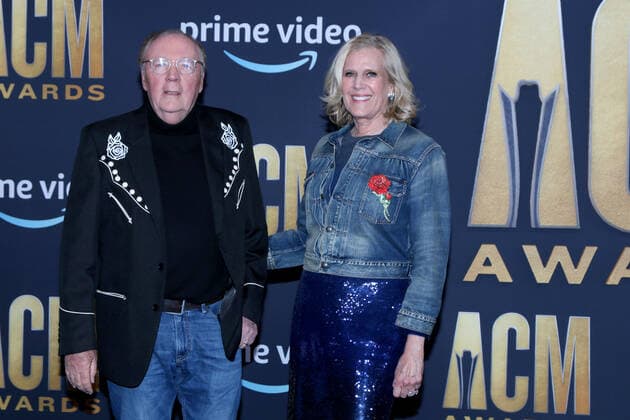 March 7, 2022, Las Vegas, NV, USA: LAS VEGAS - MAR 7: James Patterson, Susan Patterson at the 2022 Academy of Country Music Awards Arrivals at Allegient Stadium on March 7, 2022 in Las Vegas, NV Las Vegas USA - ZUMAnc22 20220307_zaa_nc22_132 Copyright: xKathyxHutchinsx