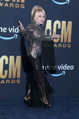 March 7, 2022, Las Vegas, NV, USA: LAS VEGAS - MAR 7: Dolly Parton at the 2022 Academy of Country Music Awards Arrivals at Allegient Stadium on March 7, 2022 in Las Vegas, NV Las Vegas USA - ZUMAnc22 20220307_zaa_nc22_123 Copyright: xKathyxHutchinsx