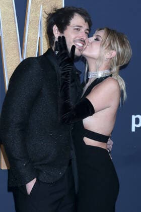 March 7, 2022, Las Vegas, NV, USA: LAS VEGAS - MAR 7: Morgan Evans, Kelsea Ballerini at the 2022 Academy of Country Music Awards Arrivals at Allegient Stadium on March 7, 2022 in Las Vegas, NV Las Vegas USA - ZUMAnc22 20220307_zaa_nc22_106 Copyright: xKathyxHutchinsx