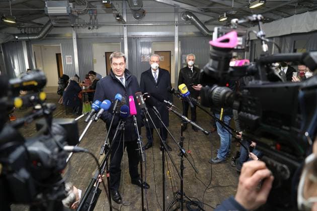 Der bayerische Ministerpräsident Dr. Markus Söder und der bayerische Innenminister Joachim Herrmann bergrüßen Kriegsflüchtlinge aus der Ukraine und deren Kinder im Ankunftszentrum in München Besuch einer Einrichtung zur Aufnahme von Flüchtlingen aus der Ukraine durch Ministerpräsident Dr. Markus Söder gemeinsam mit Innenminister Joachim Herrmann Markus Söder und Joachim Herrmann beantworten Fragen der Journalisten, München Bayern Deutschland Ankunftszentrum *** Bavarian Prime Minister Dr Markus Söder and Bavarian Interior Minister Joachim Herrmann greet war refugees from Ukraine and their children at the arrival center in Munich Visit of a facility for the reception of refugees from Ukraine by Prime Minister Dr Markus Söder together with I