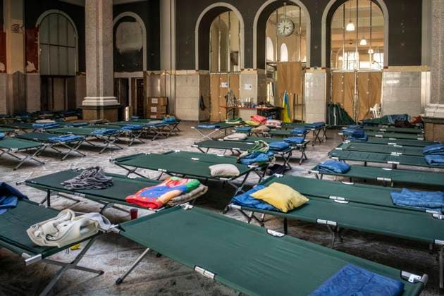 Schlafsaal, Angebot für ukrainische Geflüchtete, Zentrale Anlaufstelle der Caritas für Flüchtlinge aus der Ukraine, im Hauptbahnhof, München, 8. März 2022 Deutschland, München, 08.03.2022, Schlafsaal in einem leerstehenden Restaurant im Hauptbahnhof, bereitgestellt von der Caritas, Schlafsaal mit Feldbetten tagsüber noch leer, freiwillige Helfer und Ehrenamtliche betreuen am Münchner Hauptbahnhof ankommende ukrainischer Flüchtlinge, Hilfsangebot und muttersprachliche Informationen für Geflüchtete aus der Ukraine, zentrale Anlaufstelle für Ankommende, organsiert vom Diözesan-Caritasverband München-Freising, März 2022 *** Dormitory, offer for Ukrainian refugees, central contact point of Caritas for refugees from Ukraine, in th