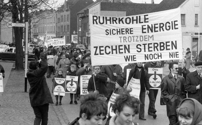 Der Ostermarsch Ruhr 1967 DEU, Deutschland, Ruhrgebiet: Der Ostermarsch Ruhr 1967 , hier am 25.3.1967 im Ruhrgebiet, für Abrüstung und gegen Atomwaffen in Deutschland. DEU, Germany, Ruhr area: The Easter march Ruhr 1967 , here on March 25, 1967 in the Ruhr area, for disarmament and against nuclear weapons in Germany. NRW *** The Easter march Ruhr 1967 DEU, Germany, Ruhr area The Easter march Ruhr 1967 , here on March 25, 1967 in the Ruhr area, for disarmament and against nuclear weapons in Germany DEU, Germany, Ruhr area The Easter march Ruhr 1967 , here on March 25, 1967 in the Ruhr area, for disarmament and against nuclear weapons in Germany NRW