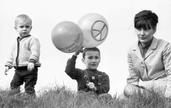 Der Ostermarsch Ruhr 1967 DEU, Deutschland, Ruhrgebiet: Der Ostermarsch Ruhr 1967 , hier am 25.3.1967 im Ruhrgebiet, für Abrüstung und gegen Atomwaffen in Deutschland. DEU, Germany, Ruhr area: The Easter march Ruhr 1967 , here on March 25, 1967 in the Ruhr area, for disarmament and against nuclear weapons in Germany. NRW *** The Easter march Ruhr 1967 DEU, Germany, Ruhr area The Easter march Ruhr 1967 , here on March 25, 1967 in the Ruhr area, for disarmament and against nuclear weapons in Germany DEU, Germany, Ruhr area The Easter march Ruhr 1967 , here on March 25, 1967 in the Ruhr area, for disarmament and against nuclear weapons in Germany NRW