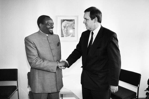 Deutschland, Bonn, 08.05.1991. Archiv.: 27-41-14 Besuch des UNITA-Praesidenten Savimbi Foto: CDU-Generalsekretaer Volker Ruehe und Jonas Malheiro Savimbi, angolanischer Politiker und Anfuehrer der antikolonialen Bewegung UNITA Besuch des UNITA-Praesidenten Savimbi *** Germany, Bonn, 08 05 1991 Archive 27 41 14 Visit of UNITA President Savimbi Photo CDU Secretary General Volker Ruehe and Jonas Malheiro Savimbi, Angolan politician and leader of the anti-colonial movement UNITA Visit of UNITA President Savimbi