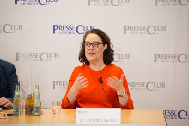 News Bilder des Tages Presse-Gespräch am 8. März 2022 im Münchner PresseClub zum Thema Corona Covid19 Dr. Christina Berndt Gespräch am 8. März 2022 im Münchner PresseClub zum Thema Corona Covid19 mit Virologin Prof. Dr. Ulrike Protzer und Dr. Christina Berndt, Wissenschaftsjournalistin des Jahres. - Dr. Christina Berndt Munich Press Club Discussion (Munich, Germany), March 8, 2022, on the subject of Corona Covid19 with virologist Prof. Dr. Ulrike Protzer and Dr. Christina Berndt, science journalist of the year. Munich Bavaria Germany Copyright: xMichaelxLucanxxxaal.photox