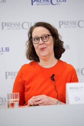Presse-Gespräch am 8. März 2022 im Münchner PresseClub zum Thema Corona Covid19 Dr. Christina Berndt Gespräch am 8. März 2022 im Münchner PresseClub zum Thema Corona Covid19 mit Virologin Prof. Dr. Ulrike Protzer und Dr. Christina Berndt, Wissenschaftsjournalistin des Jahres. - Dr. Christina Berndt Munich Press Club Discussion (Munich, Germany), March 8, 2022, on the subject of Corona Covid19 with virologist Prof. Dr. Ulrike Protzer and Dr. Christina Berndt, science journalist of the year. Munich Bavaria Germany Copyright: xMichaelxLucanxxxaal.photox
