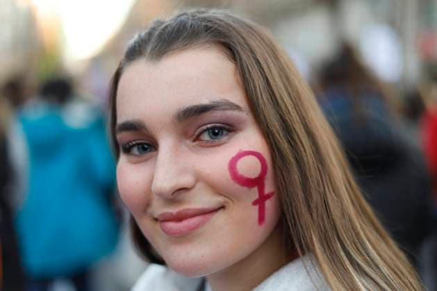 8M. Demonstration For Women s Day In Granada, Spain A girl smiles with a female symbol in her face during a demonstration in the International Women s Day in Granada on March 08, 2022. About 30,000 people, according to the Police, march through the streets of Granada (Spain) and recover the massive demonstration before the restrictions of the Covid pandemic. Granada Granada Spain  Copyright: xÃlexxCamarax originalFilename: camaramartinez-8mdemons220308_np9Gj.jpg