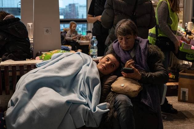 News Bilder des Tages March 8, 2022, Warsaw, Poland: A mother and her daughter seen resting in Warszawa Centralna Railway Station after fleeing from the war crisis in Ukraine..As war crisis in Ukraine continues, millions of Ukrainians have fled from their homeland to Poland. Most of them are women and children temporarily resting in railway stations awaiting for settling down. According to UN agency, the numbers of refugee migration have hit 1.5 million, which is the fastest-ever since the Second World War. The Polish government has announced a plan of 8 billion zloty ($1.7 billion) to aid the refugees. Warsaw Poland - ZUMAs197 20220308_zaa_s197_264 Copyright: xAlexxChanxTszxYukx