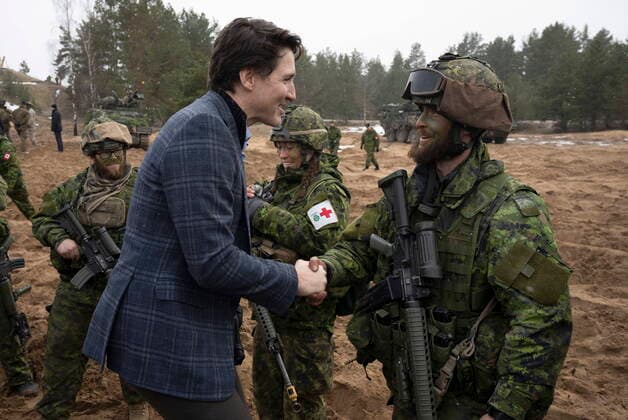 News Themen der Woche KW10 News Bilder des Tages March 8, 2022, Adazi, Latvia: Canadian Prime Minister Justin Trudeau speaks with Canadian troops deployed on Operation Reassurance as he visits the Adazi Military base in Adazi, Latvia, Tuesday, March 8, 2022. Adazi Latvia  - ZUMAc35_ 20220308_zaf_c35_017 Copyright: xAdrianxWyldx