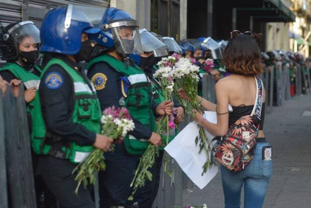 News Bilder des Tages International Women™s Day Commemoration MEXICO CITY, MEXICO - MARCH 8, 2022: Line police are seen during a women demonstration to protest against gender violence to commemorate International Women s Day. On Mar 8, 2022 In Mexico City, Mexico. (Photo by Jeannette Flores Eyepix Group) Copyright: xJeannettexFloresx xEyepixxGroupx EYEPIX_JFL_08032022_57732