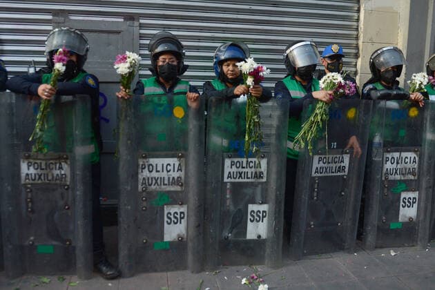International Women™s Day Commemoration MEXICO CITY, MEXICO - MARCH 8, 2022: Line police are seen during a women demonstration to protest against gender violence to commemorate International Women s Day. On Mar 8, 2022 In Mexico City, Mexico. (Photo by Jeannette Flores Eyepix Group) Copyright: xJeannettexFloresx xEyepixxGroupx EYEPIX_JFL_08032022_57737