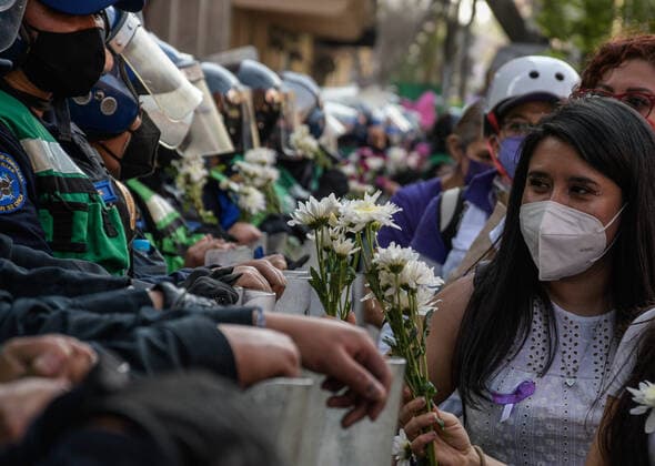 Protests To Commemorate International Women™s Day MEXICO CITY, MEXICO - MARCH 8, 2022: Riot police receive flowers of women that take part during a mass demonstration to protest against gender-based violence, demanding justice for femicide victims. Women join the protests around the world to commemorate International Women Day. On March 8, 2022 in Mexico City, Mexico. (Photo by Aidee Martinez Eyepix Group) Copyright: xAideexMartinezx xEyepixxGroupx EYEPIX_AMA_08032022_57634JPEG