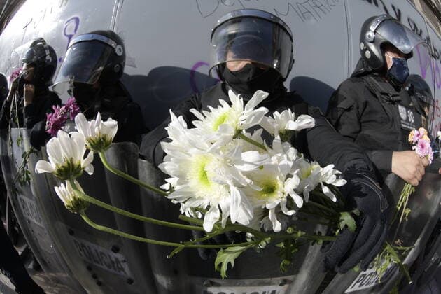 Protests To Commemorate International Women™s Day MEXICO CITY, MEXICO - MARCH 8, 2022: Riot police receive flowers of women that take part during a mass demonstration to protest against gender-based violence, demanding justice for femicide victims. Women join the protests around the world to commemorate International Women Day. On March 8, 2022 in Mexico City, Mexico. (Photo by Aidee Martinez Eyepix Group) Copyright: xAideexMartinezx xEyepixxGroupx EYEPIX_AMA_08032022_57635JPEG