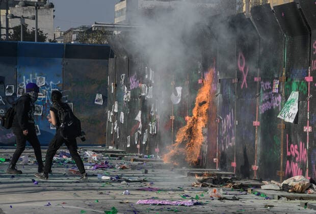 Protests To Commemorate International Women™s Day MEXICO CITY, MEXICO - MARCH 8, 2022: A group of women perform riots during a mass demonstration to protest against gender-based violence, demanding justice for femicide victims. Women join the protests around the world to commemorate International Women Day. On March 8, 2022 in Mexico City, Mexico. (Photo by Aidee Martinez Eyepix Group) Copyright: xAideexMartinezx xEyepixxGroupx EYEPIX_AMA_08032022_57655JPEG
