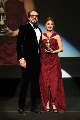March 8, 2022, Santa Barbara, CA, USA: Roger Durling and Penelope Cruz onstage at the Montecito Award Ceremony during the 37th Annual Santa Barbara International Film Festival at Arlington Theatre on March 8, 2022 in Santa Barbara, California. Santa Barbara USA - ZUMAs181 20220308_zea_s181_051 Copyright: xImagespacex